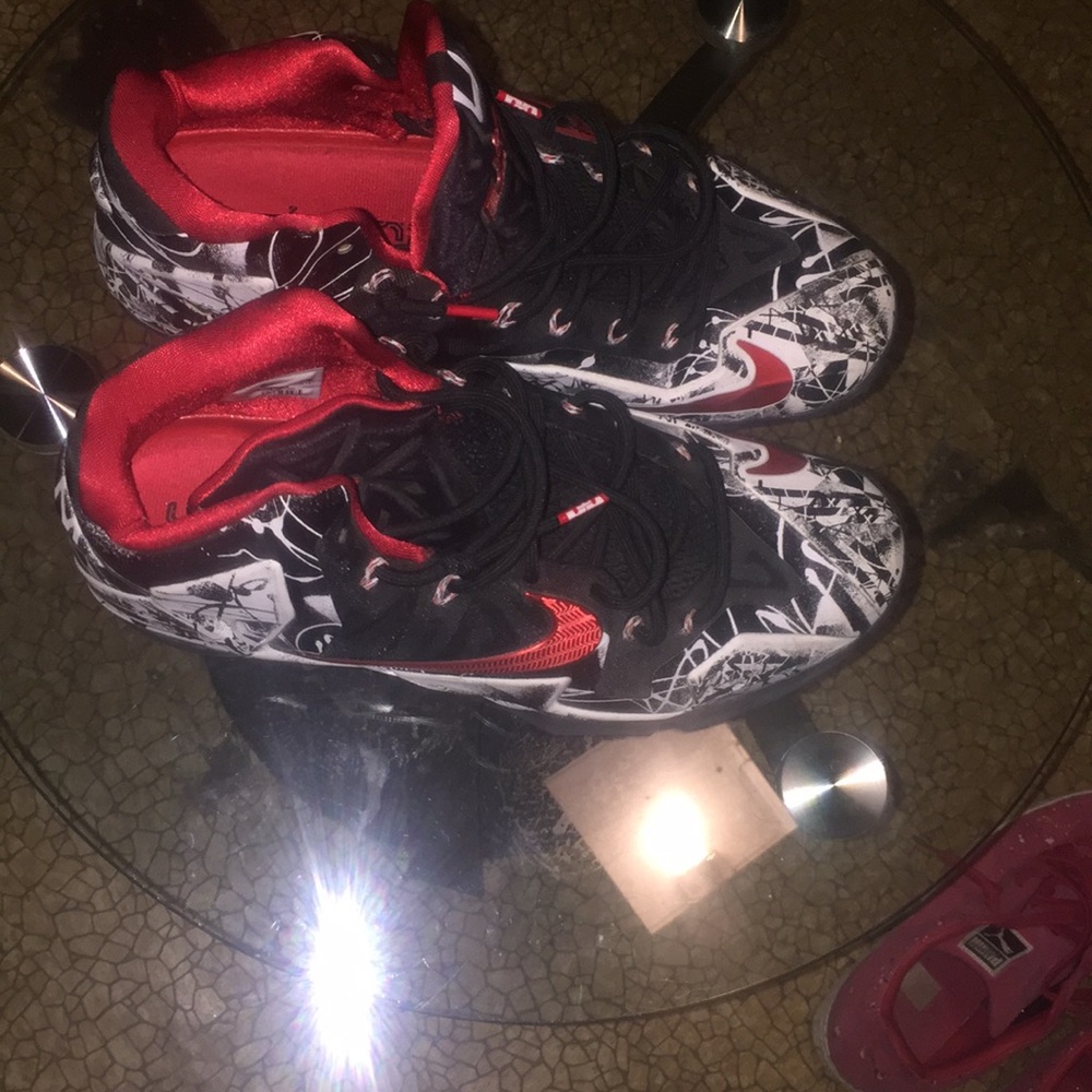Basketball shoes